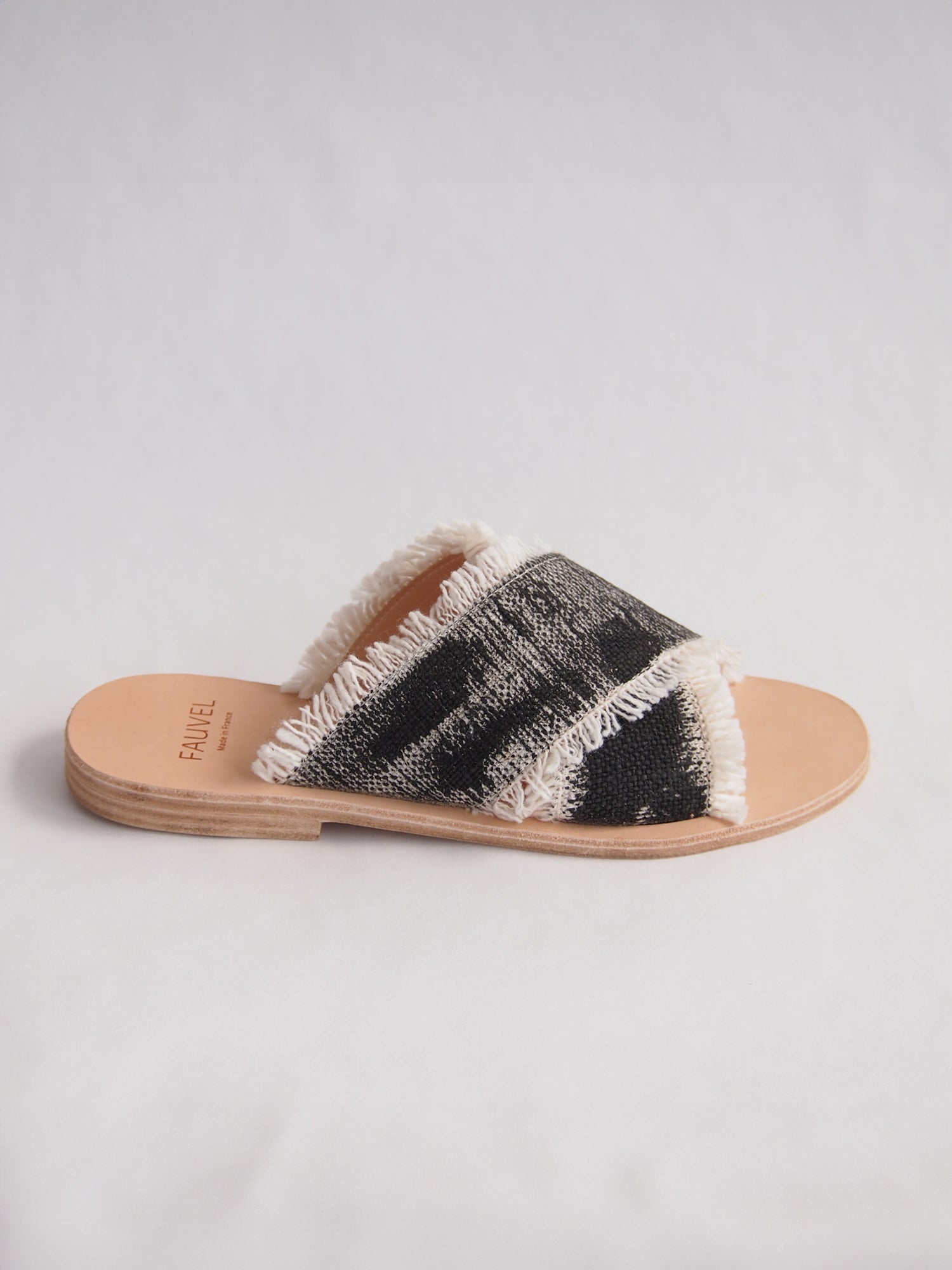 BRUSH BLACK SANDAL